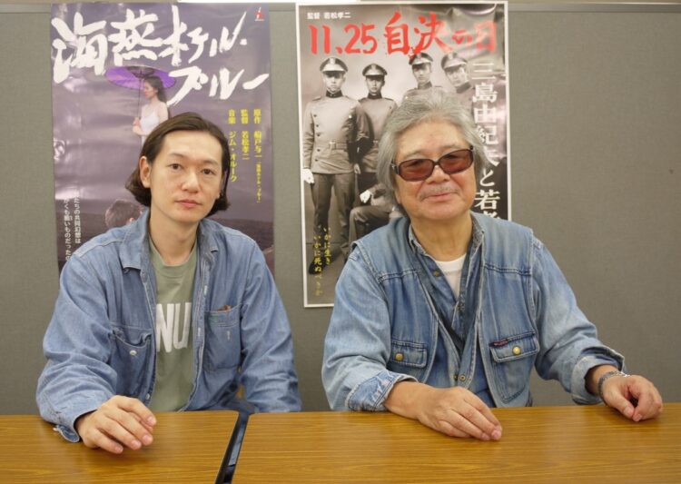 井浦新（左）と若松孝二監督（時事通信フォト）