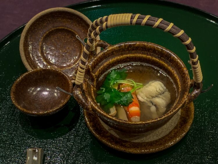 まつたけの土瓶蒸し。四季に沿った「旬」の食材を取り入れるのは和食特有（写真／GettyImages）