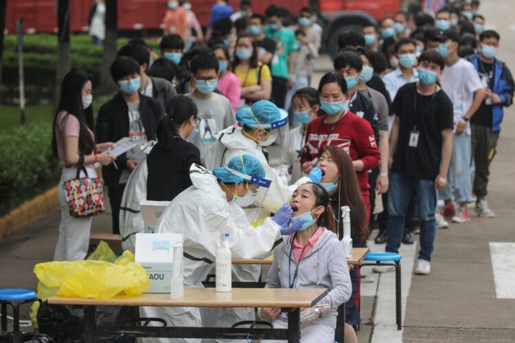 数百万人規模で行われるPCR検査では、ボランティアが作業を手伝う（写真／AFP＝時事）