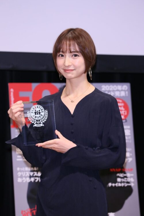 ママ部門を受賞した篠田麻里子