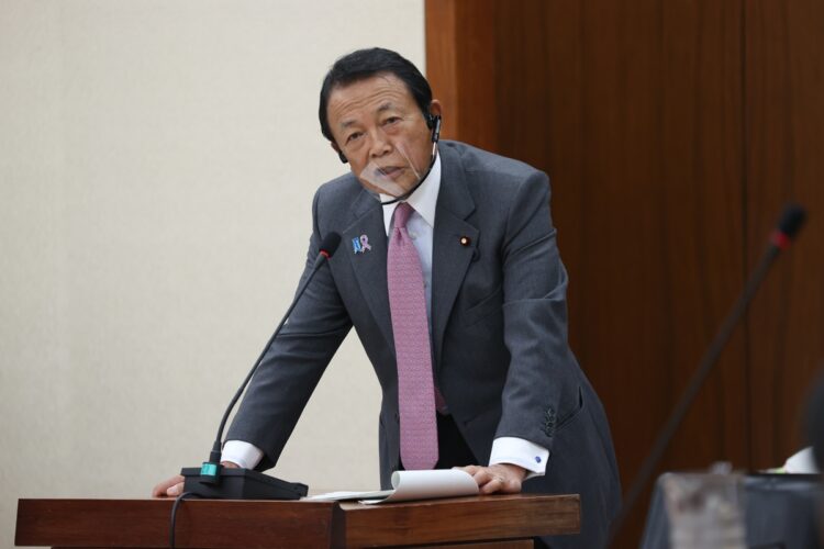 麻生太郎副総理の発言にもよく注目が…（時事通信フォト）