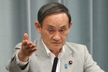 菅首相の疑惑が次々に噴出する…（時事通信フォト）