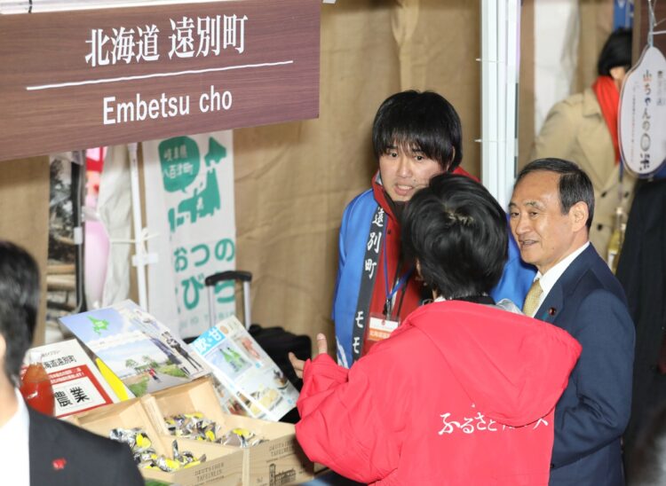 ふるさと納税感謝祭を訪れた官房長官時代の菅氏（2017年.時事通信フォト）