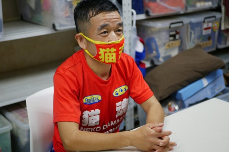 マスクには「猫魂」の文字が