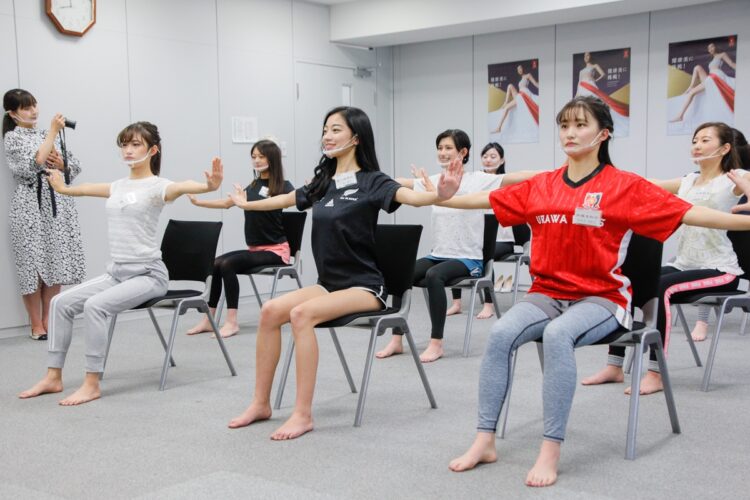 現在、スポーツSDGsの学生団体を立ち上げて活動している森内麻理衣さん（写真前列中央／上智大学総合グローバル学部4年）