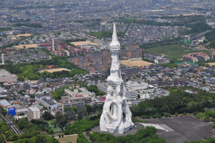 PL教団の象徴となっている大平和祈念塔