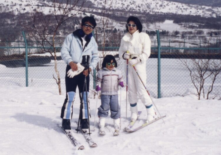 小室さん一家での家族スキー旅行（1998年、小学生の頃の小室さんと両親。小室さん提供）