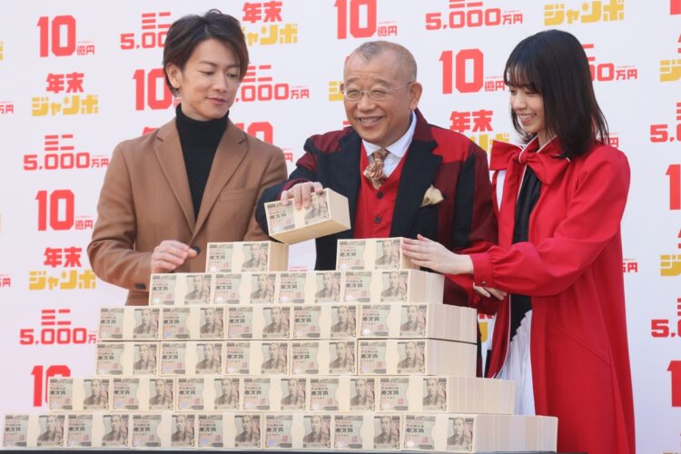 1等、前後賞合わせて10億円が当たる「年末ジャンボ宝くじ」（時事通信フォト）