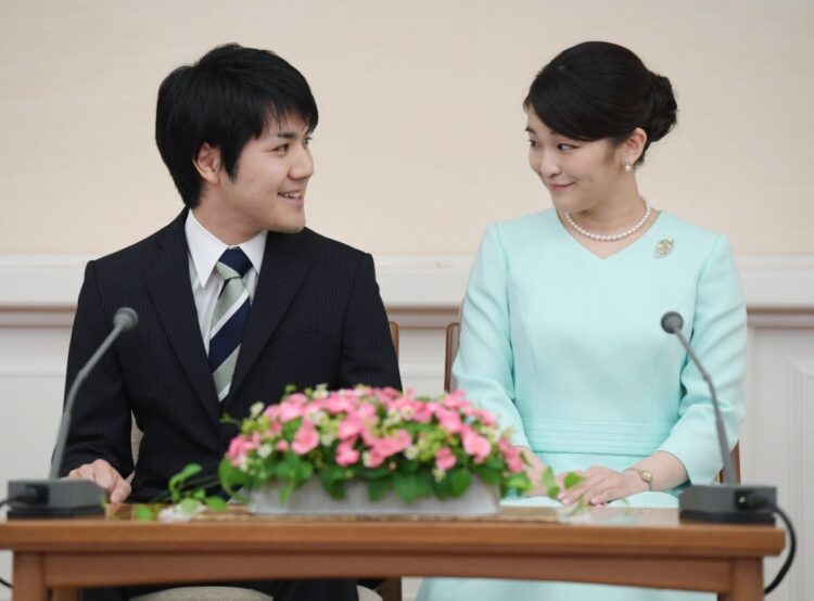 眞子内親王と小室圭氏の婚約会見（時事）
