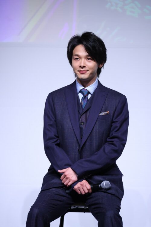 中村倫也、スーツも似合う