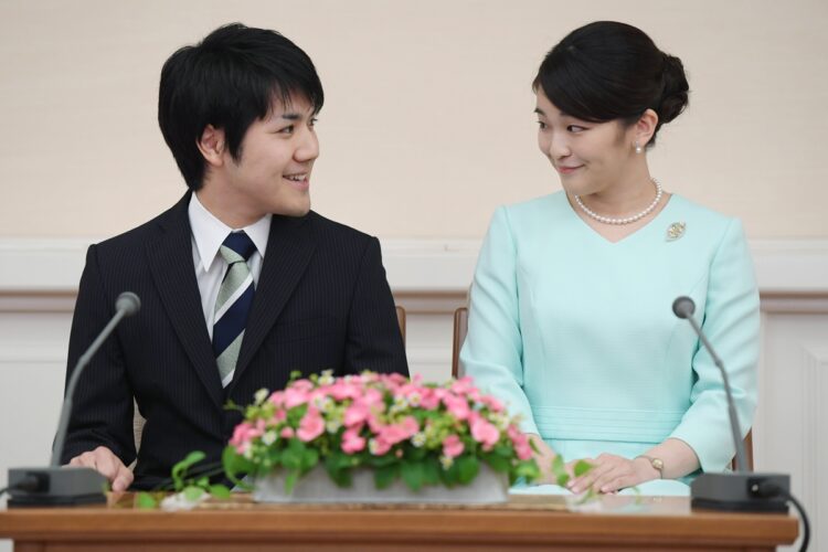 眞子内親王と小室氏の婚約内定記者会見（時事通信フォト）