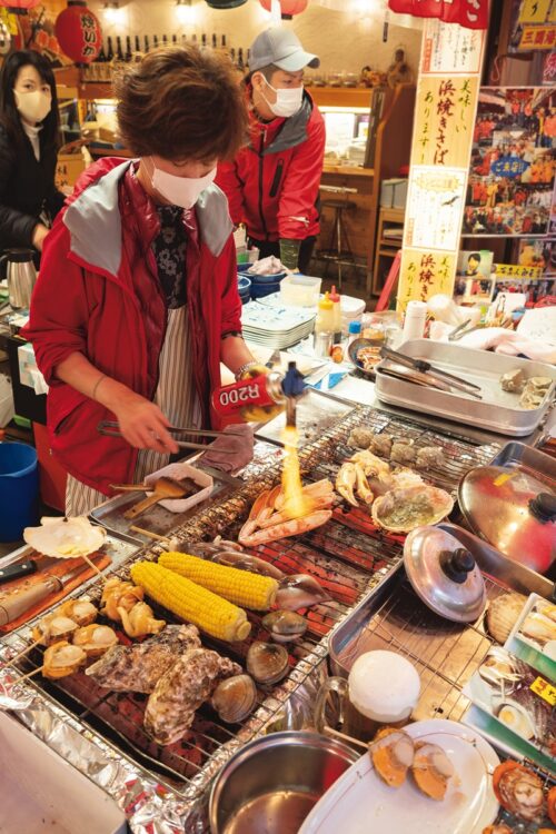 皇室への献上ガニの調理を持ち回りで担う「やまに水産」は東尋坊商店街にも店を構えている