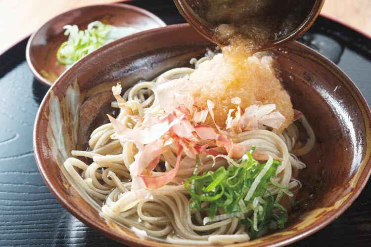 そばの上に大根おろしが入っただし汁をかける