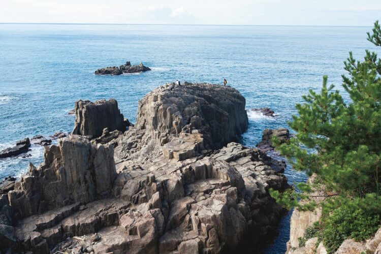 切り立つ25メートルの断崖絶壁