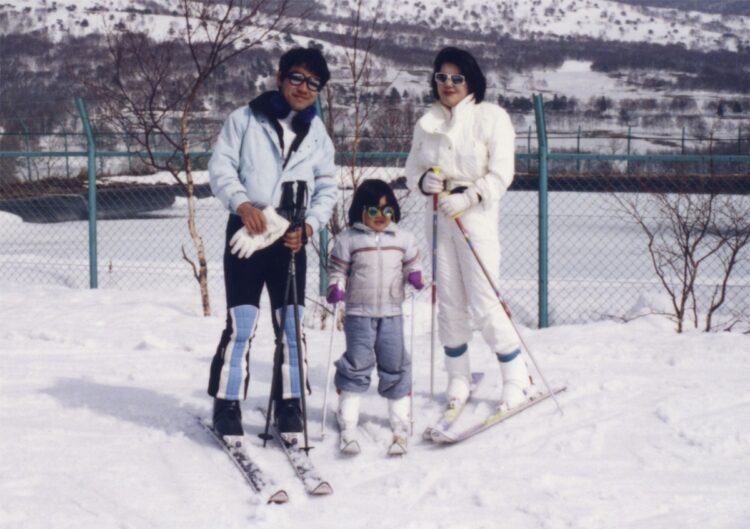 生前の敏勝さん（左）と小室さん（中央）、佳代さん（写真／小室さん提供）