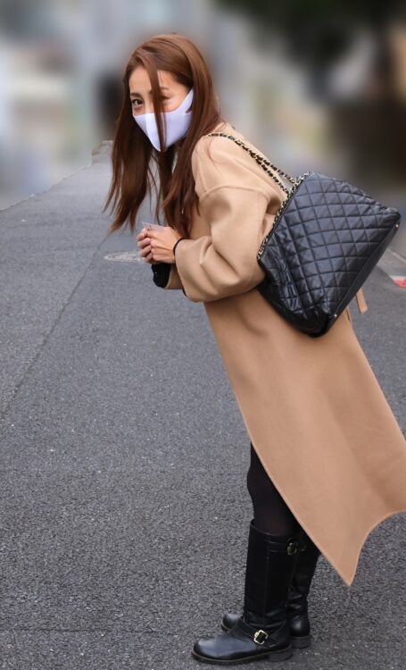 会釈して去って行く熊切