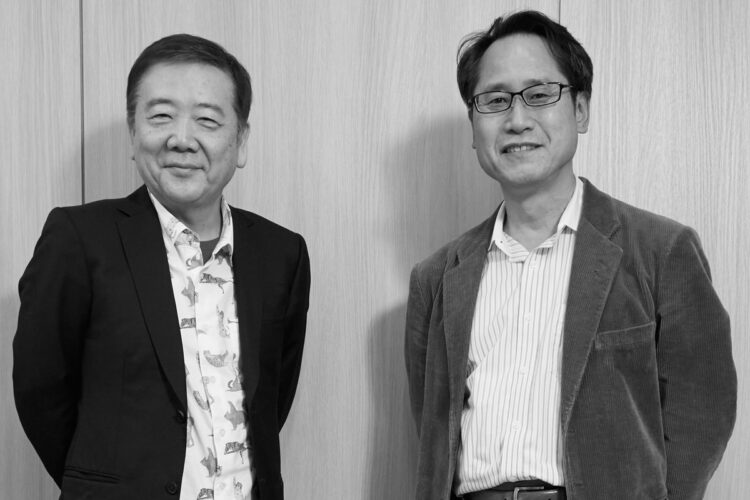 小説家の志駕晃さん（右）と作家で演出家の鴻上尚史さんが2020年を振り返る
