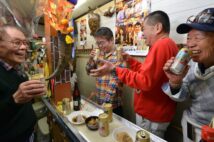 〝昭ちゃん“と慕われる店主(左)が醸し出す温かい空気が流れる店は、商店街の憩いの場だ