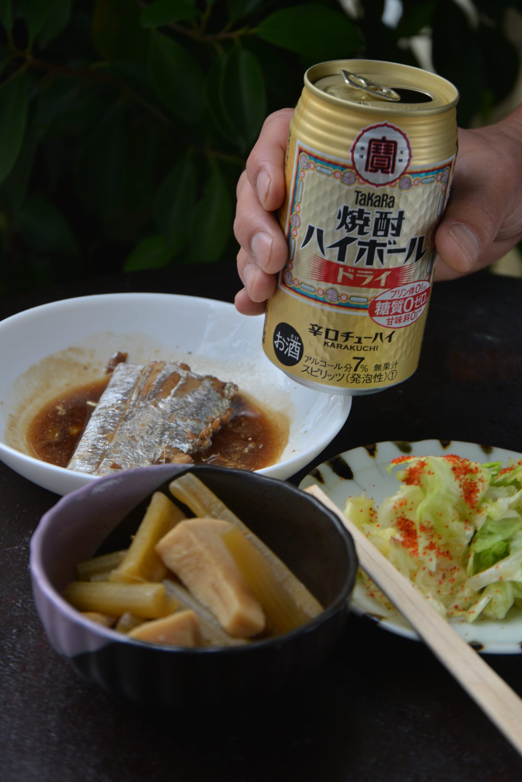 店主手作りの煮魚にはすっきりとした味わいの焼酎ハイボールがぴったり