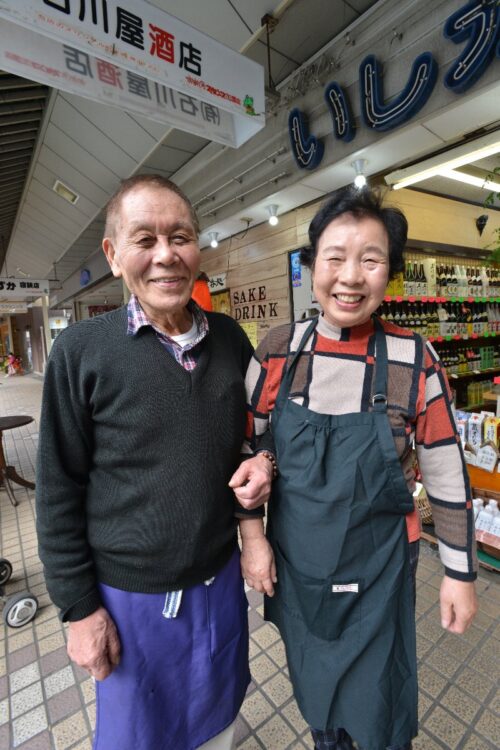 渡辺昭司さん（80歳）と妻の孝子さん（79歳）とのおしゃべりを楽しみに通う常連が多い