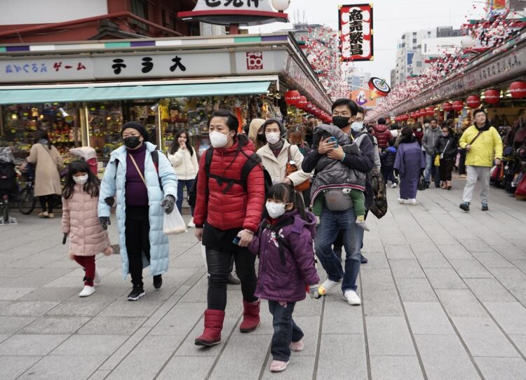 2020年2月、新型コロナウイルス感染拡大し始めていた中国で春節（旧正月）の大型連休が始まり、多くの観光客が日本を訪れた（時事通信フォト）
