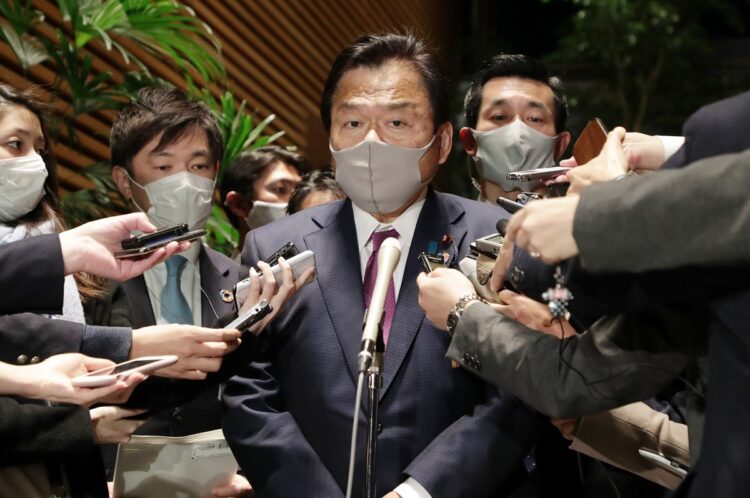 菅義偉首相、西村康稔経済再生担当相らとの協議後、記者団の質問に答える赤羽一嘉国土交通相（中央）＝12月16日、首相官邸（時事通信フォト）