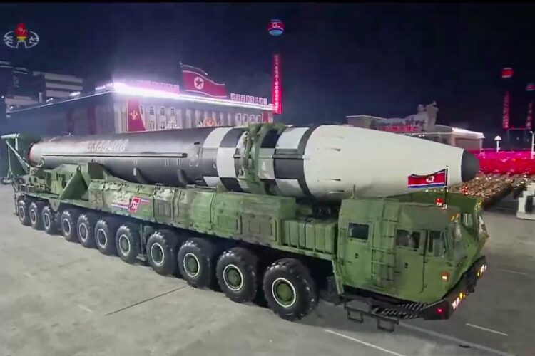 平壌の軍事パレードに登場した北朝鮮の新型大陸間弾道ミサイル（AFP＝時事通信フォト）