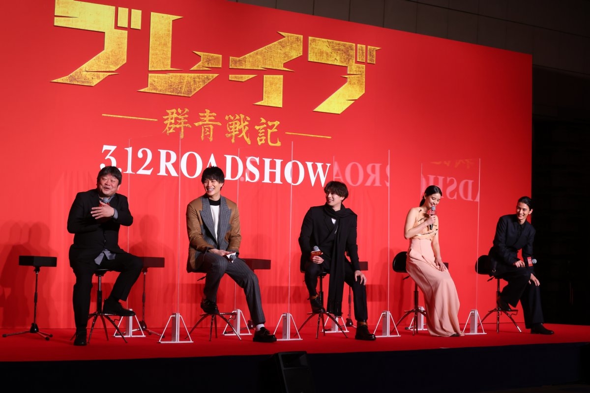 三浦春馬 switch 舞台衣装 新田真剣佑 三浦春馬さんとの共演に「すごく幸せ。宝物です