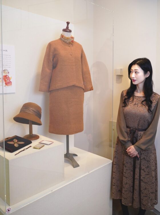 いわさきちひろ愛用の小物や衣服。洋裁が得意で若かりし頃は自分でデザインした服を着ていたことも。帽子やスカーフなど小物使いにもセンスが光る