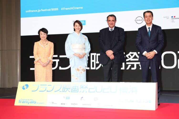 左から林文子・横浜市長、米倉涼子、フィリップ・セトン氏、日産自動車の内田誠・代表執行役社長兼最高経営責任者
