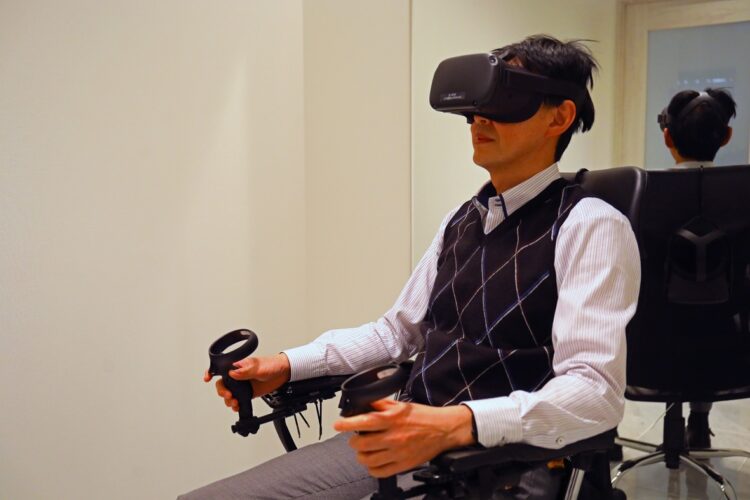 被験者がVRゴーグルを被りテストを実施中