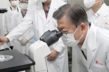 文政権はワクチン確保で完全に後れを取った(時事)