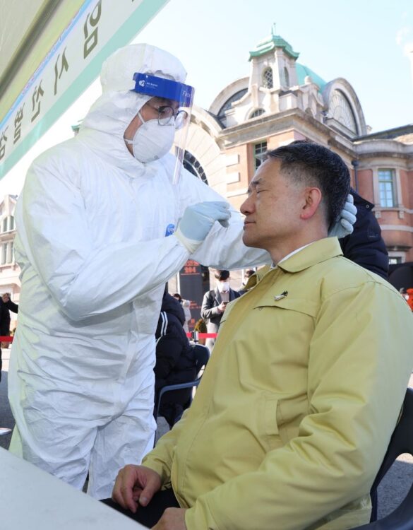 自慢の「K防疫」も第3波には歯が立たなかった（時事）