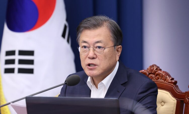 日韓のコロナ対策をデータで振り返る（EPA＝時事）
