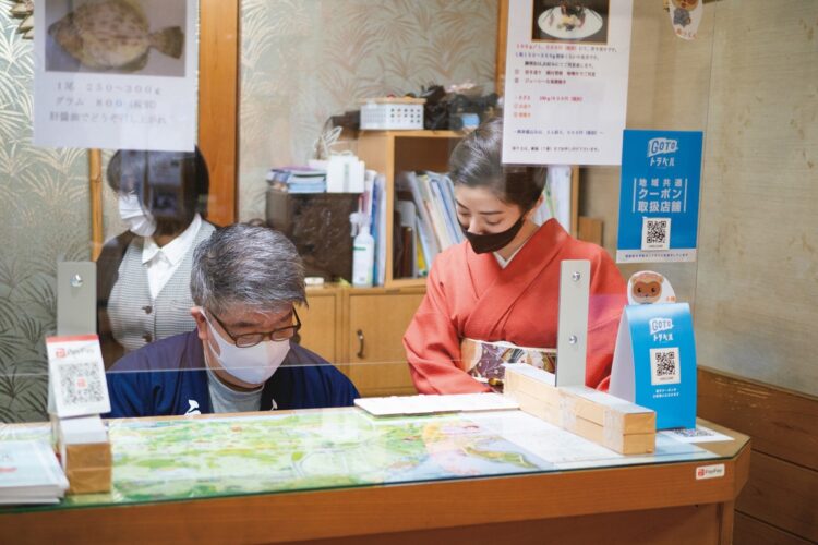 フロントで宿泊客のチェックイン時間やプラン内容を確認し、準備を整える。現場だけでなく、インスタグラムでの情報発信にも注力する