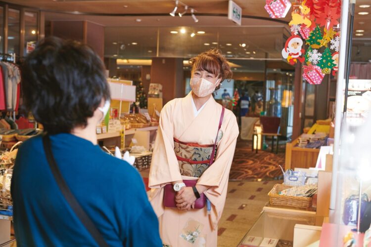 多忙なため、「女将に会えてラッキー」と喜ぶ客が多い。館内では、 自身を“萌えキャラ”にイラスト化したパッケージの菓子箱なども販売