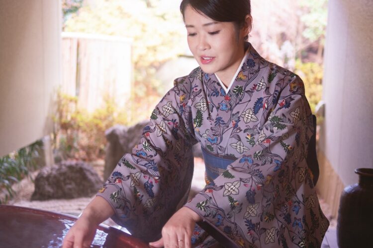 標高1500メートルの湯元から約8キロメートルの傾斜を流れてくる天然温泉は、 単純酸性泉。源泉100％かけ流しの露天風呂もある