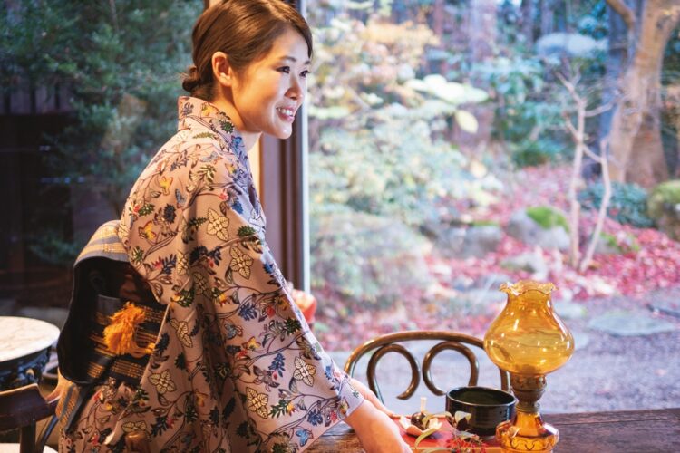 チェックインの手続きは、庭園を眺められる喫茶スペース 「茶寮 花いかだ」で行ない、女将自ら抹茶と菓子を供する