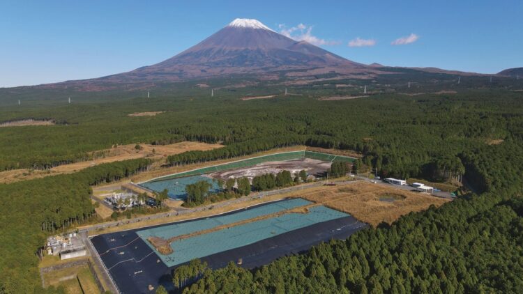 富士山の裾野には時代時代の諸問題も見える（写真は廃棄物処理場）