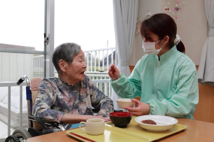 介護の現場でも代用餅は広がっている（写真はイメージです＝時事通信フォト）