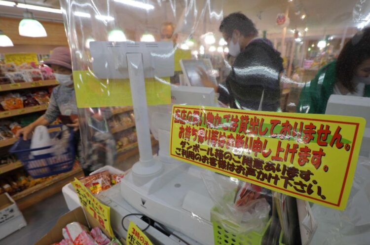 スーパーの買い物かごを持ち去る「かごパク」も横行(時事)