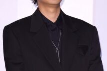吉沢亮&中村倫也はワントーン、西島秀俊&三浦翔平は黒一色|色で遊ぶ”大人の男”のコーデ集
