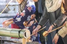 参拝客で混み合うと感染リスクは高くなりやすい(イメージ)