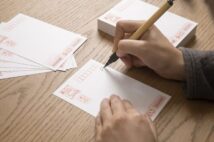 「年賀状離れ」に異変 コロナ禍で売り上げ増、続けるか否か悩みどころ