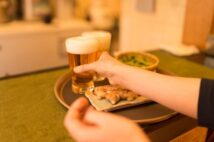 旅先デートでチェーン店での食事どう思う？「あり派」「なし派」の言い分