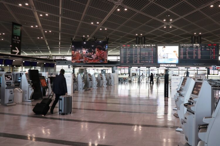 閑散とした成田空港第1ターミナルの出発フロア（写真は12月26日、時事通信フォト）