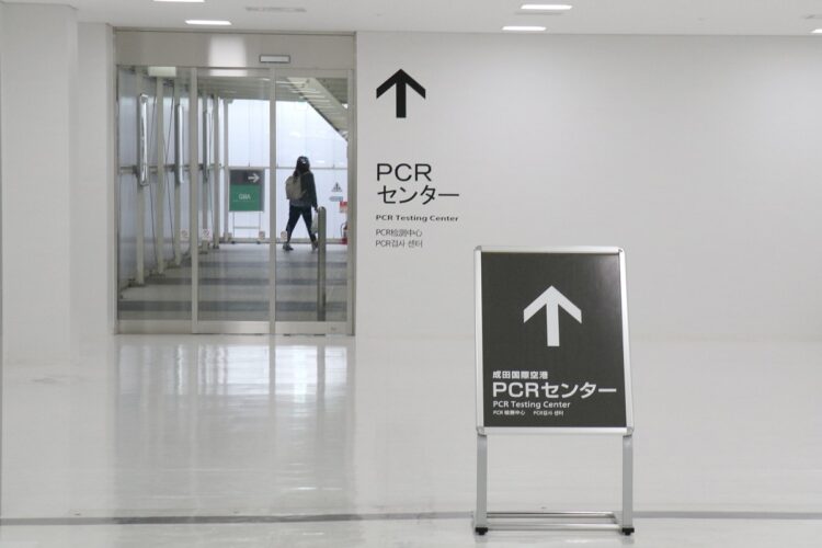 報道陣に公開された成田空港「PCRセンター」の入り口（時事通信フォト）