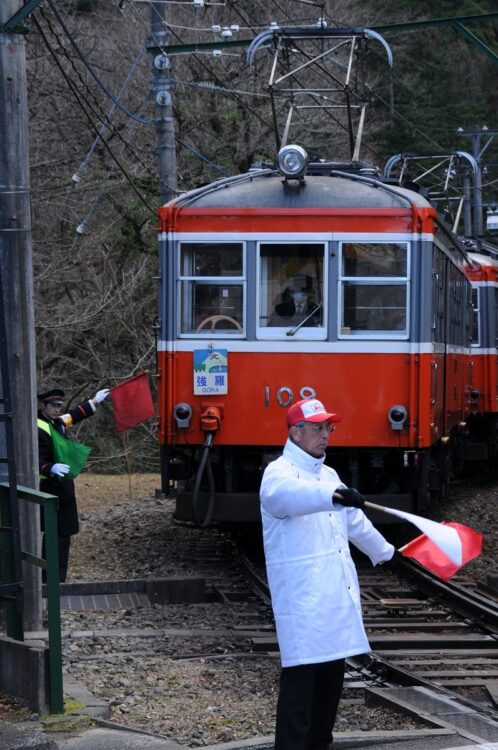 例年なら、箱根登山鉄道がもっともにぎわう箱根駅伝開催時は、踏切でランナーを足止めしないように電車が停車する