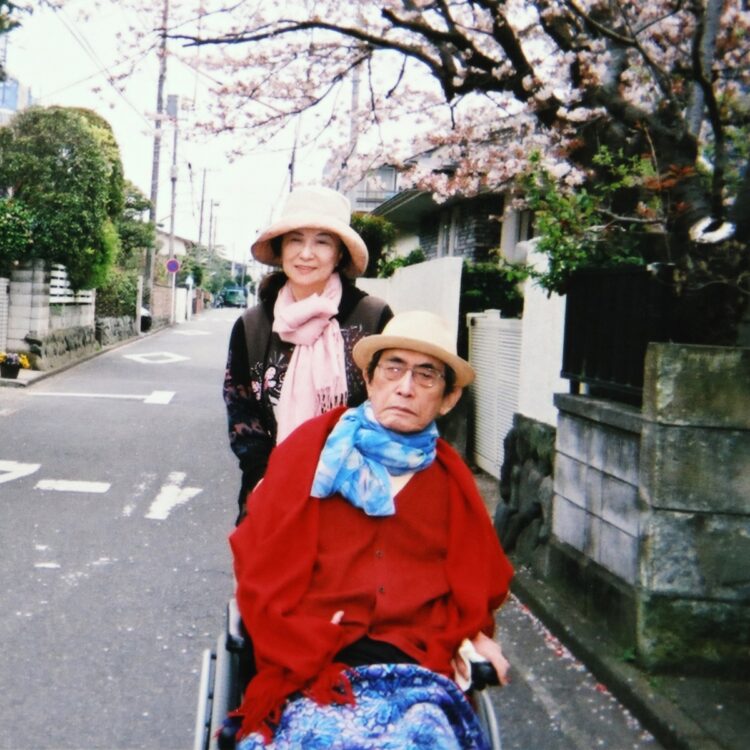 17年に及ぶ長い介護生活をともにした大島渚さんと小山明子。写真は退院後、近所を散歩した際の一枚