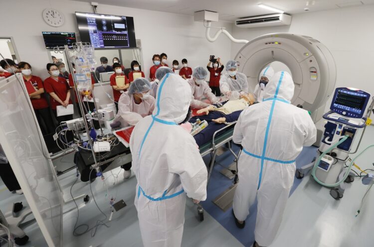 大阪は重症者専用病棟「大阪コロナ重症センター」の運用を始めたが…（時事通信フォト）